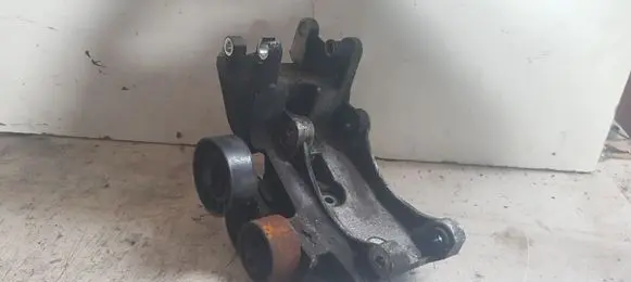 Peugeot 406 Engine mounting bracket 96348182 96348178