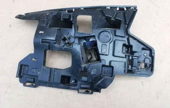 Volvo V40 Front bumper mounting bracket 31425001