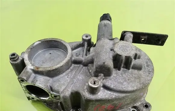 Volkswagen PASSAT B6 Timing chain cover 06F103530