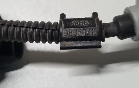 Volkswagen Golf V Crankshaft position sensor 9805940
