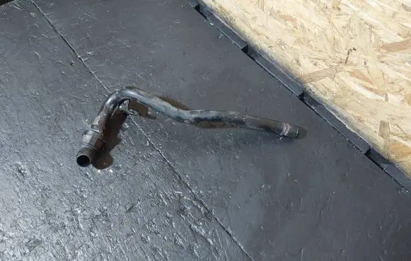 Volkswagen PASSAT B5.5 Engine coolant pipe/hose 058133607D