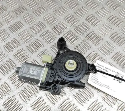 Volkswagen Tiguan Front door window regulator motor 0130822077 5Q0959801C