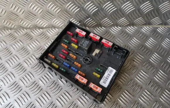 Volkswagen PASSAT B6 Fuse module 3C0937125 63592777