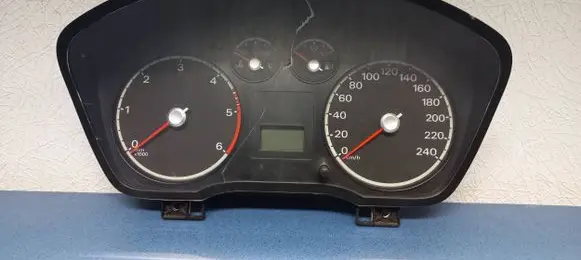 Ford Focus Speedometer (instrument cluster) 3M5F10841A AU6620A 44ZU263