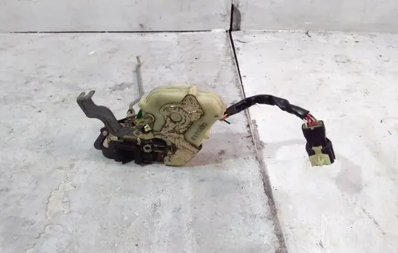 KIA Sorento Front door lock