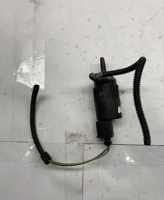 Volkswagen Golf III Windscreen/windshield washer pump 1J5955651