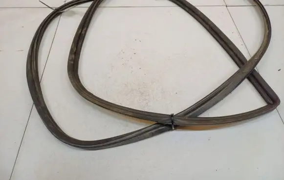 Subaru B9 Tribeca Trunk rubber seal (body)