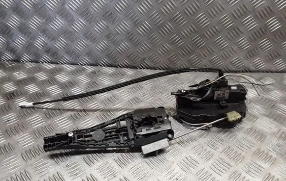 Opel Insignia A Front door lock 3023806F