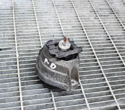 BMW 5 E60 E61 Engine mount bracket 6762608