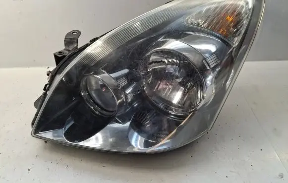 Toyota Corolla Verso AR10 Headlight/headlamp 811700F080
