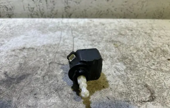 Opel Zafira B Headlight level adjustment motor 00883000