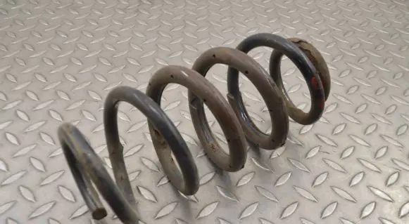 Toyota RAV 4 (XA40) Rear coil spring