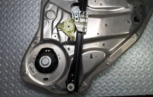 Rear window lifting mechanism without motor