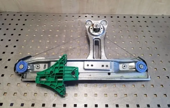Rear door manual window regulator