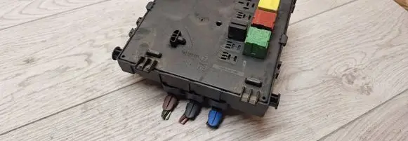 Opel Zafira B Fuse box set 13205777