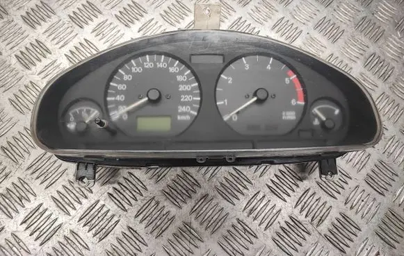 Mitsubishi Carisma Speedometer (instrument cluster) 0P0179001