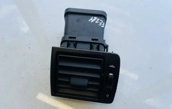Volvo V50 Dash center air vent grill y011030 y01102