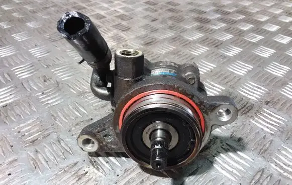 Nissan Almera Tino Power steering pump 26192021 4U105
