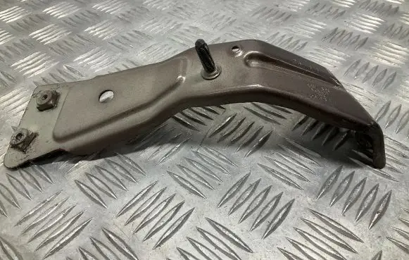 Volkswagen Jetta VI Fender mounting bracket 5C682137
