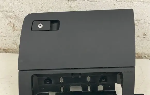 Glove box
