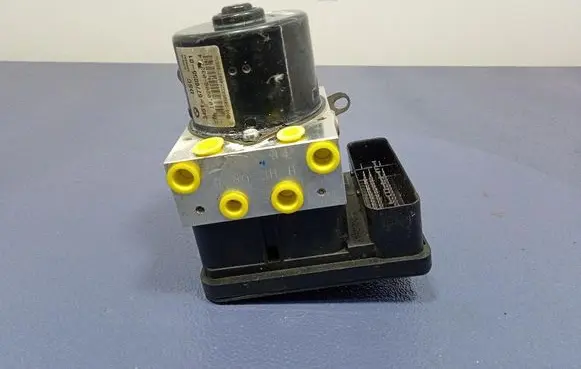 BMW X3 E83 ABS Pump 67760556778164