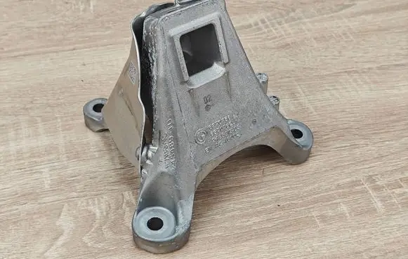 BMW 4 G22 G23 G24 G26 Engine mounting bracket 6870756