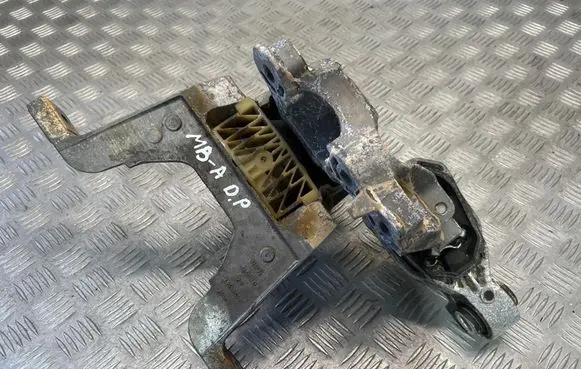 Engine mount bracket