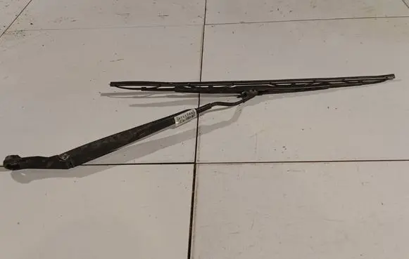 Nissan Primera Front wiper blade arm
