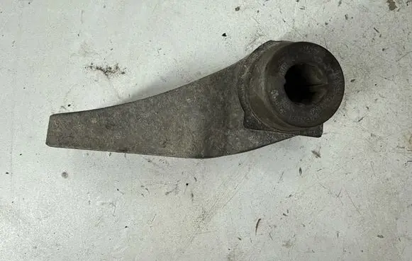 Jeep Cherokee Muffler mount bracket/holder 68141918AA