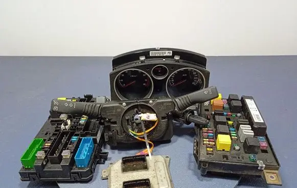 Opel Zafira B Engine control unit/module ECU 12992406
