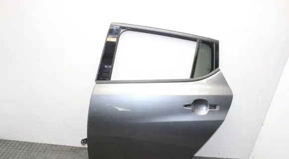 Nissan Leaf II (ZE1) Rear door