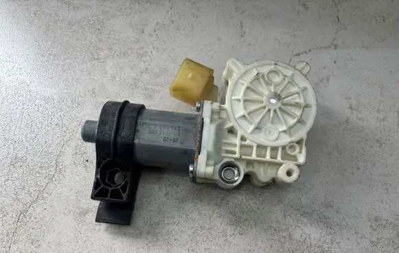 BMW 5 E60 E61 Front door window regulator motor 6981142