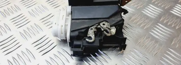 Audi A4 S4 B5 8D Front door lock 8D1837016E