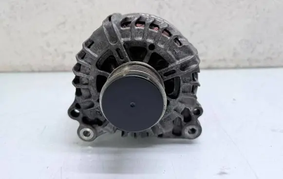 Volkswagen Tiguan Generator/alternator 03L903023A