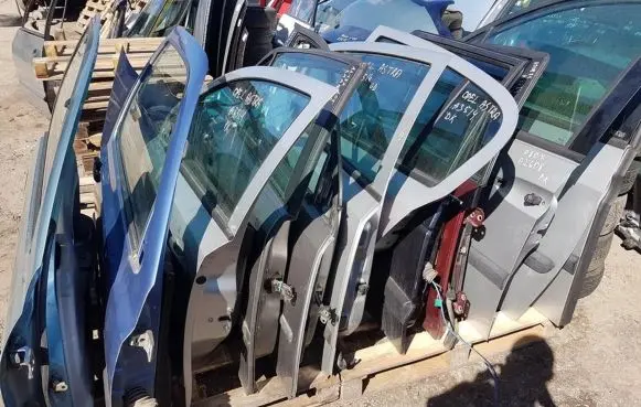 Opel Astra H Rear door sidabrines