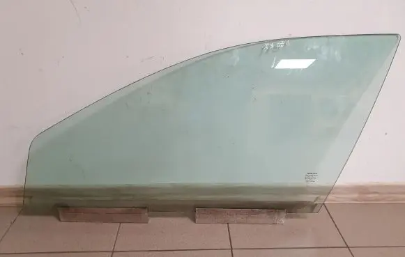 Volvo V70 Front door window glass four-door