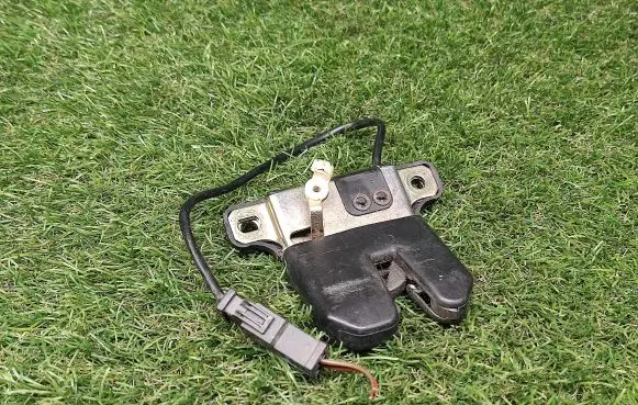 Audi A8 S8 D2 4D Tailgate/trunk/boot lock/catch/latch 4A5827505BA