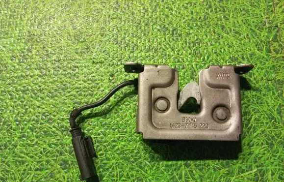 BMW M5 Engine bonnet/hood lock/catch 7115229