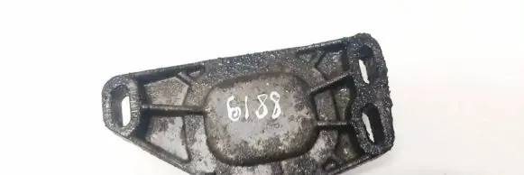 Engine mounting bracket