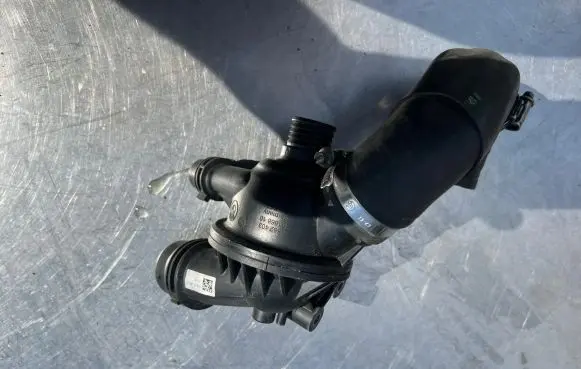 BMW 3 E90 E91 Thermostat housing 7552403