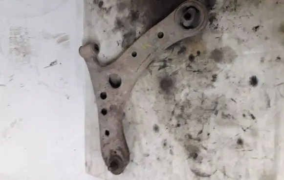Toyota Avensis Verso Front lower control arm/wishbone