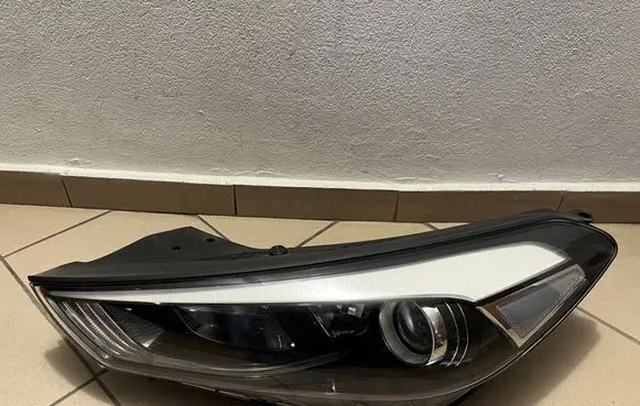 Hyundai Tucson TL Headlight/headlamp 92101D7100