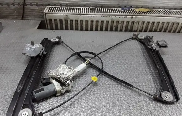 Mercedes-Benz CLK A209 C209 Front door window regulator with motor 130821921