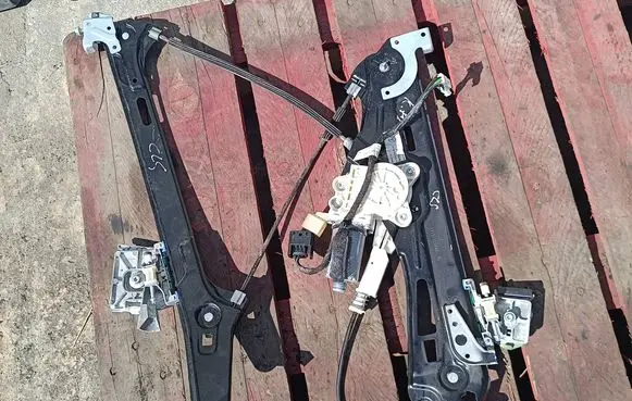 Mercedes-Benz CLS C219 Front door window regulator with motor A2197200946 980397107 A2197200746