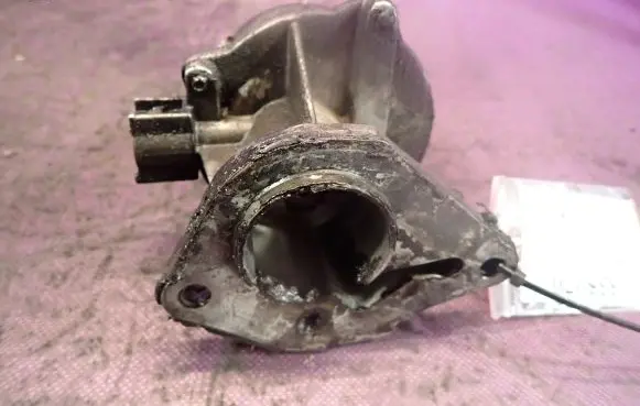Nissan Almera Tino Vacuum pump