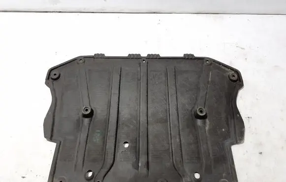 Volvo C40 Engine splash shield/under tray 32241087