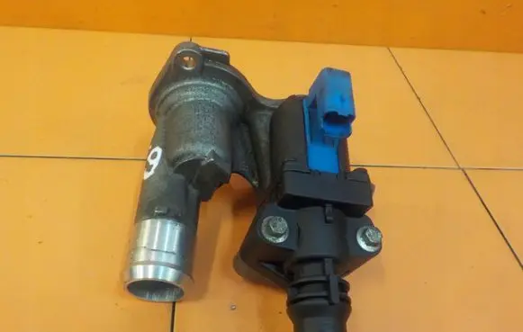 Volvo S60 Thermostat/thermostat housing BM5G9K478AA