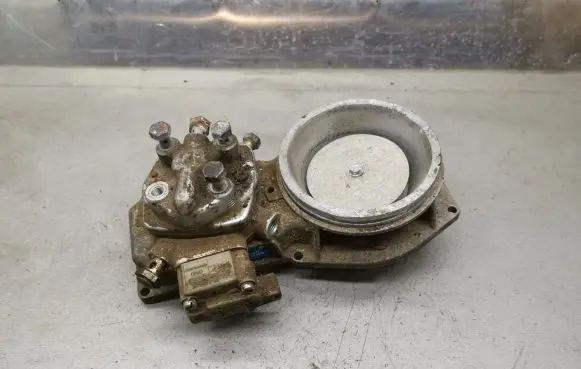 Audi 80 90 B3 Fuel distributor 0438121011 026133353 0438101005