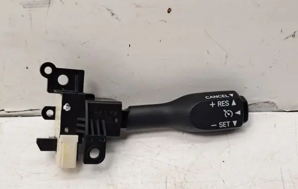 Toyota Corolla Verso AR10 Cruise control switch 8463234011