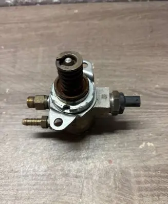 Volkswagen Touran I Fuel injection high pressure pump 03C026D 084928 HFS03431B